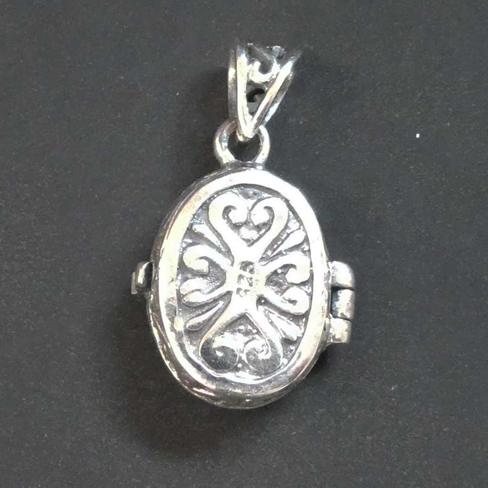 Rückseite Medaillon Kreuz Schmuckanhänger aus Sterlingsilber