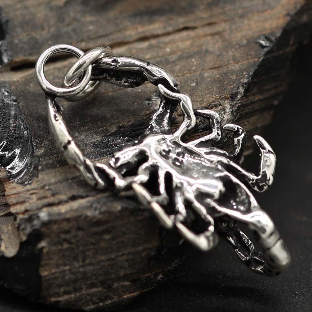 Skorpion Schmuckanhänger von unten