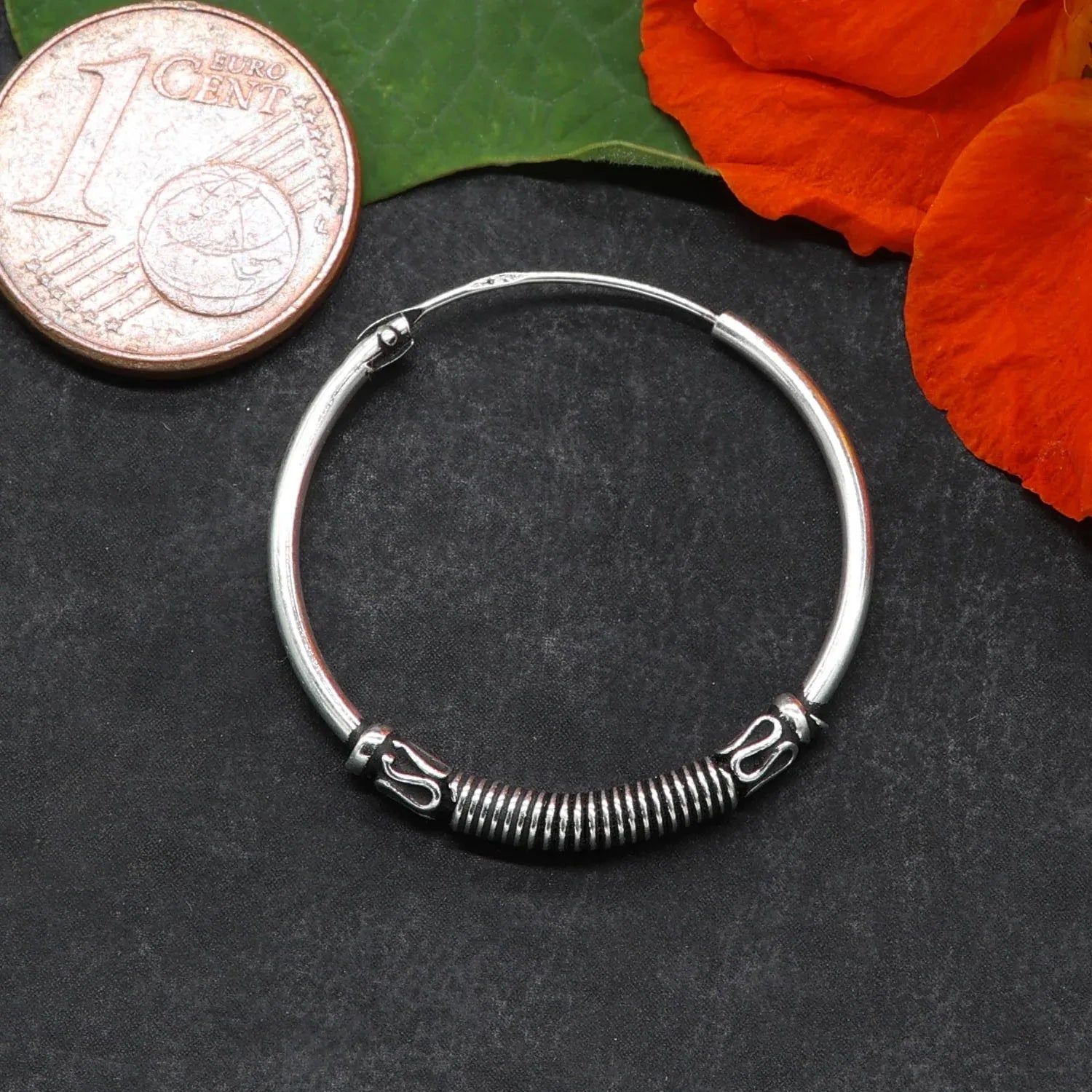 Mittlere Silber Creole verzierter Ohrring