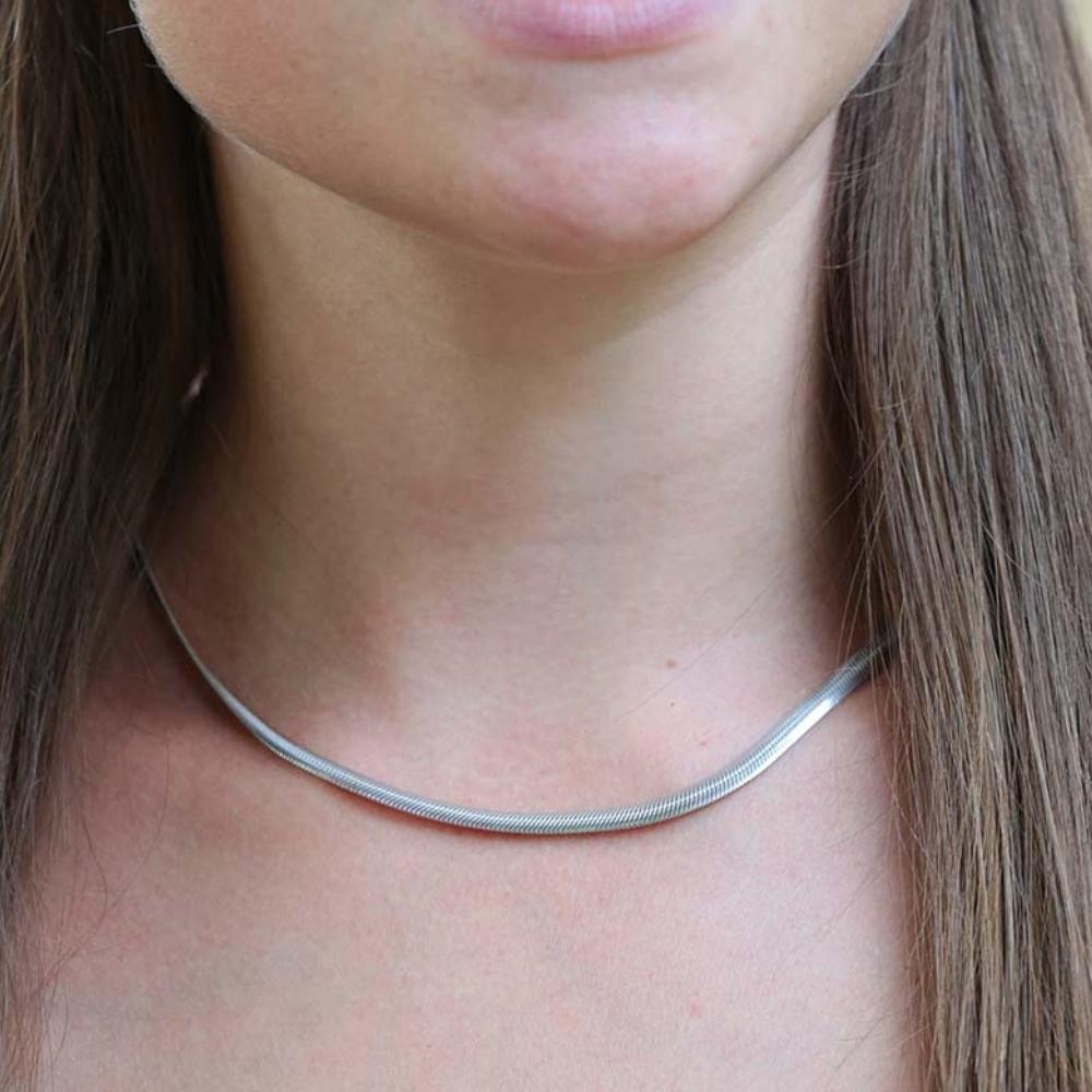 Standalone Damen Silberkette an hübscher Frau Sterlingsilber Halskette ausgefallen