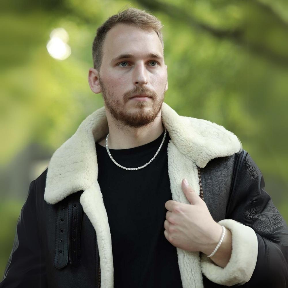 Weizenkette edle Herren Silberkette exklusiver Verschluß an hübschem Mann