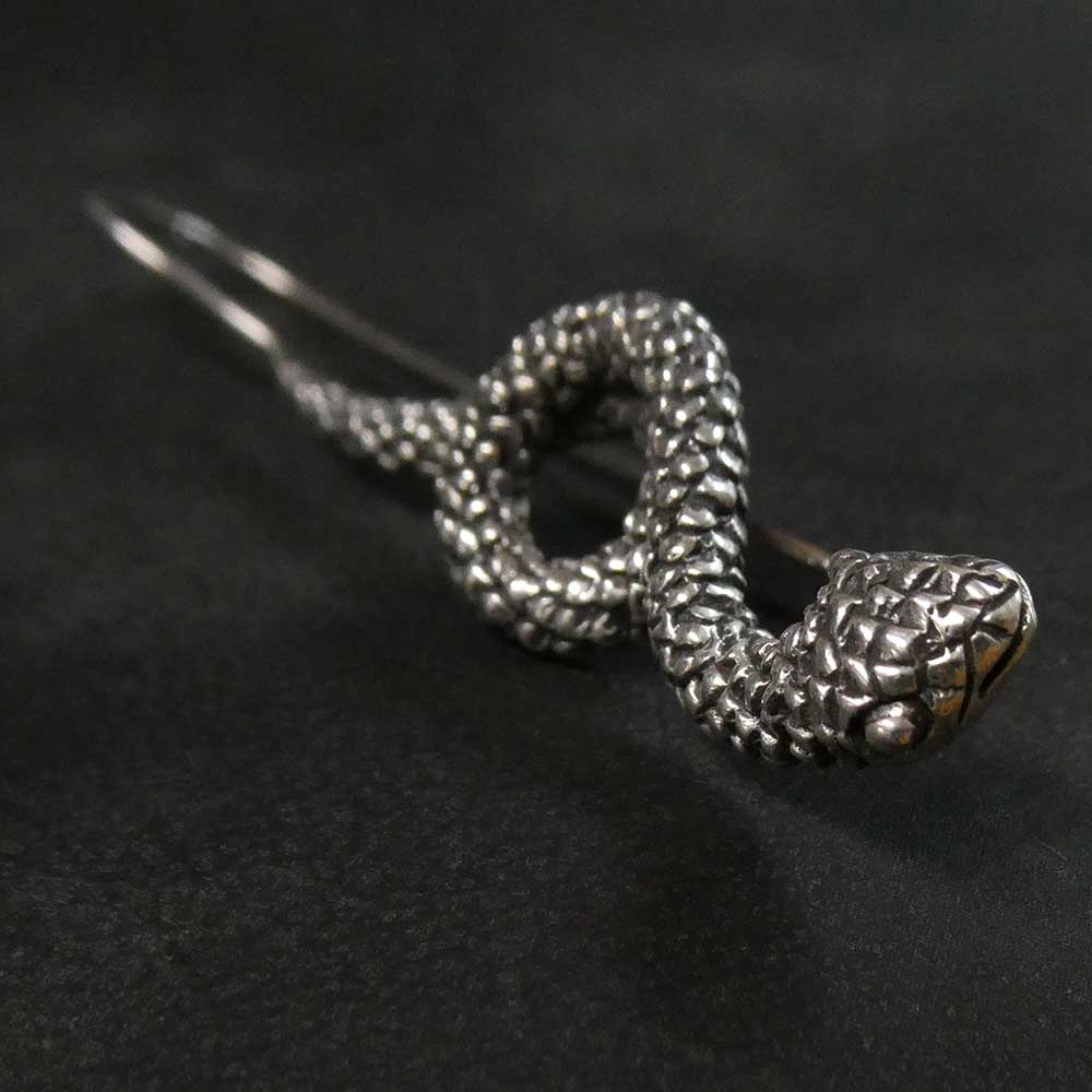 Detailaufnahme Schlange edler Silberschmuck aufwendig gearbeitet
