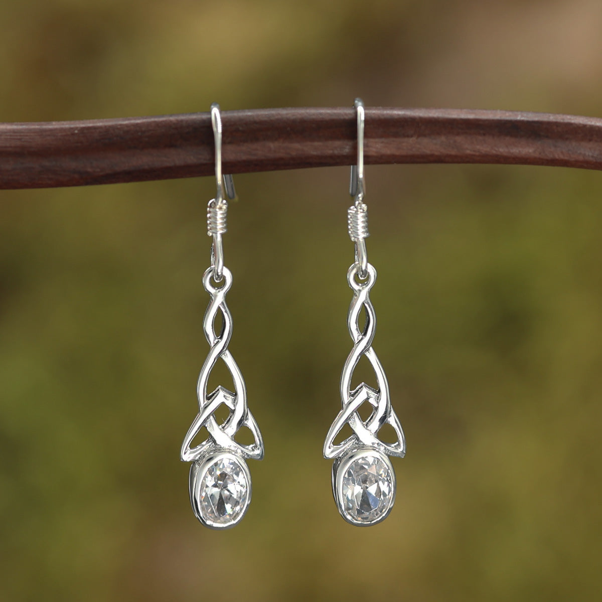 Feiner Ohrringe keltischer Knoten mit Zirkonia glasklar Kristall