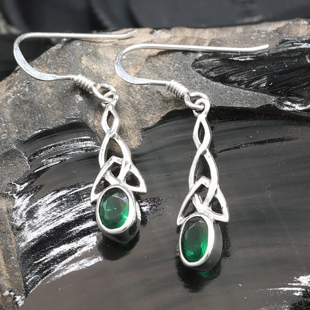 Feiner Ohrringe keltischer Knoten mit grünem Zirkonia Emerald