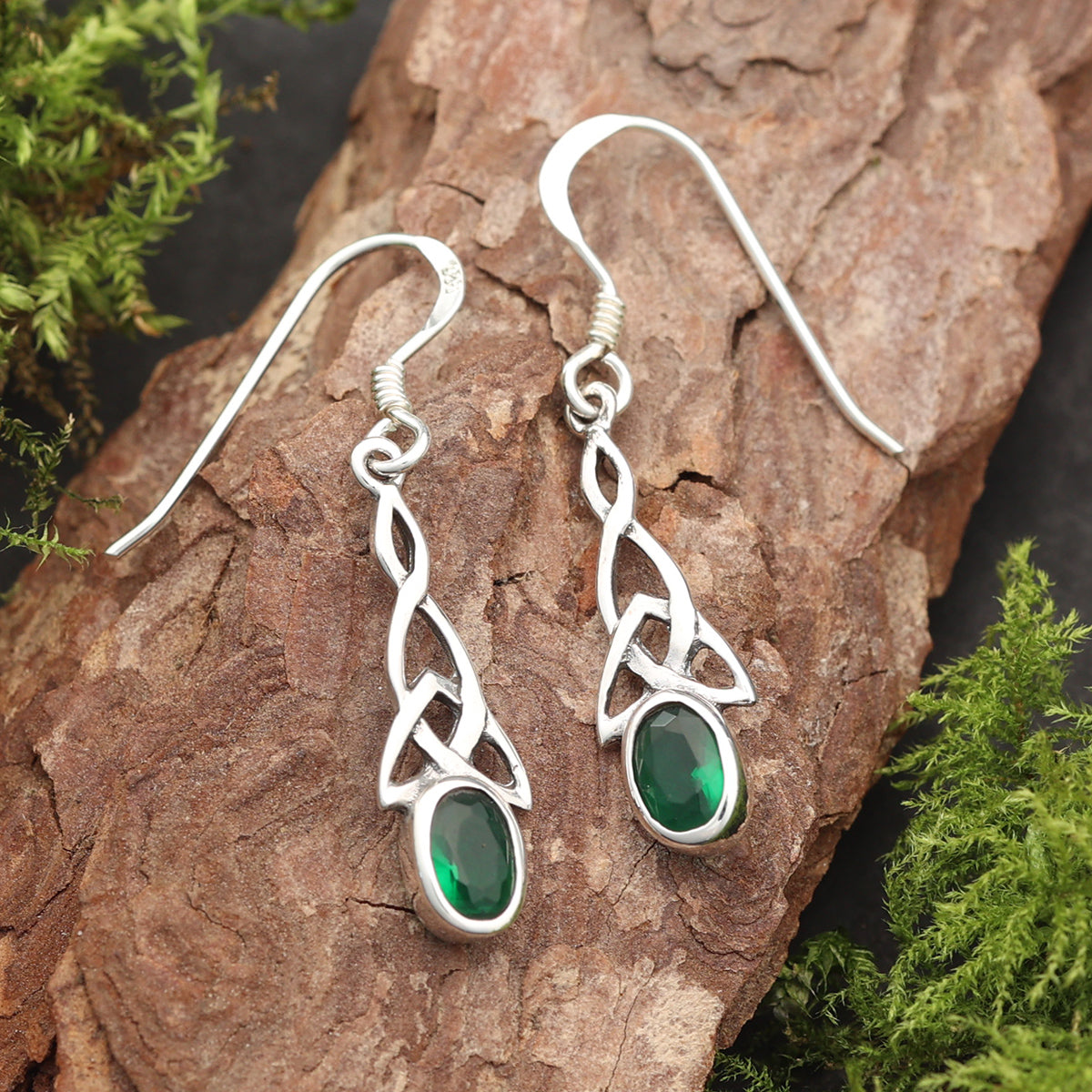 Feiner Ohrringe keltischer Knoten mit grünem Zirkonia Emerald