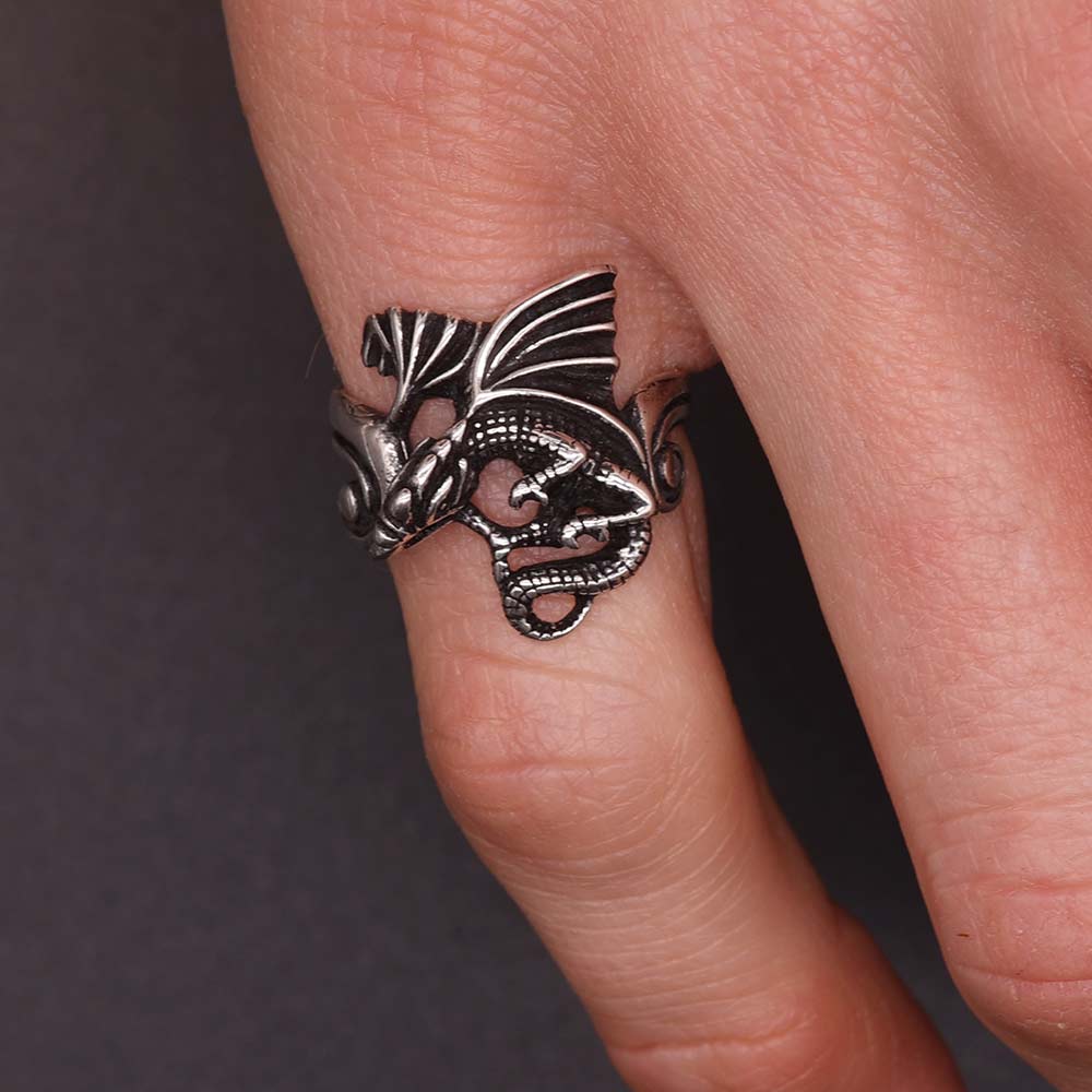 Drachen silberring an der Hand getragen Larp Fashion Biker