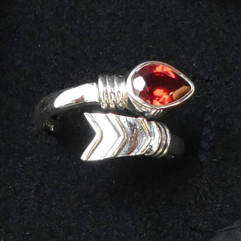 Granat edler Ring modernes Design Pfeil feiner Silberring Damen Schmuck