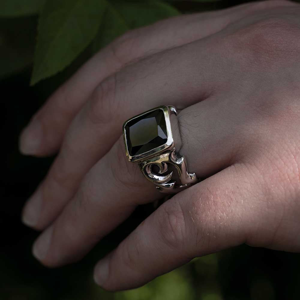 Großer Herren Ring mit schwarzem Stein Gothic