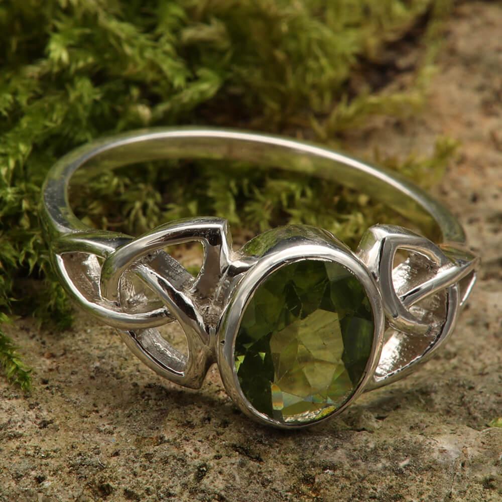 Ring ketlischerknoten fasst echten Peridot Edelstein