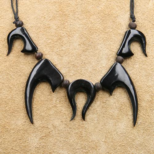 Extravaganter Schmuck aus Horn