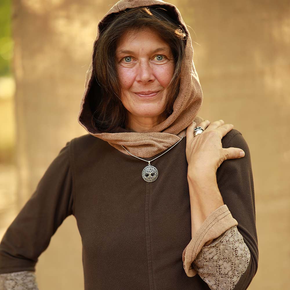 Lebensbaum Keltisch 925 Silber Anhänger an Keltischer Frau mit Silberkette