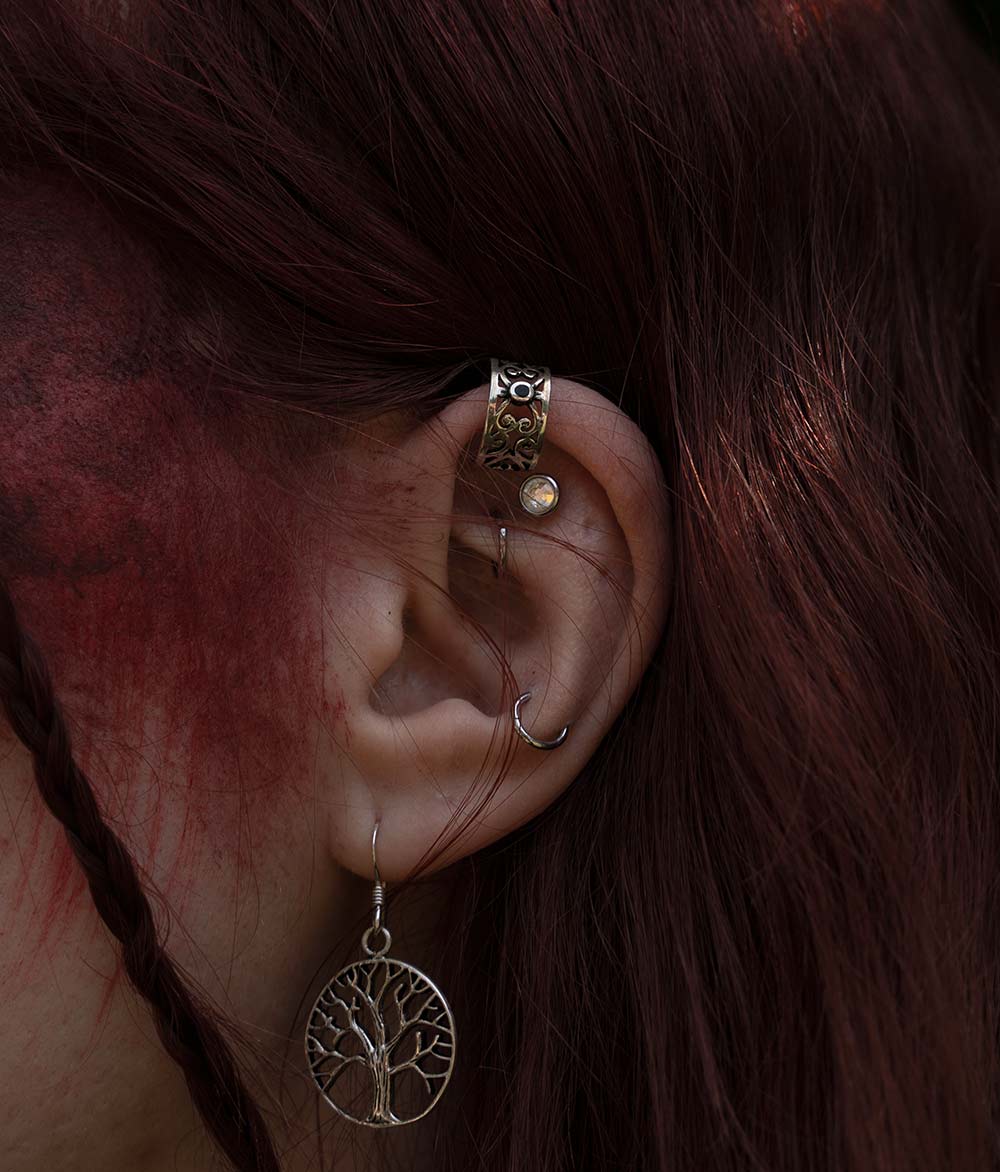 Ohrklemme Ornament aus 925 Silber an Punk Frau - günstiger Ohrschmuck ohne Ohrloch