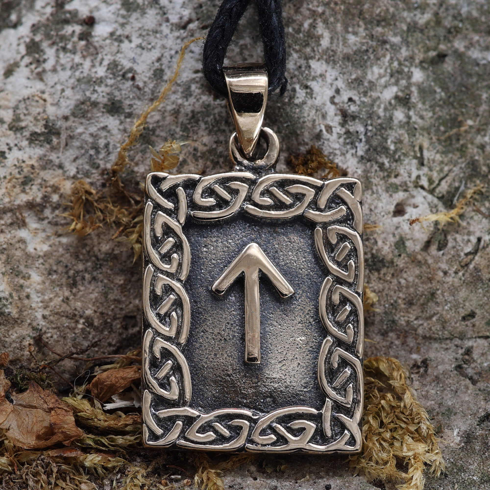 Tiwaz Runen Anhänger aus Bronze Schmuck Schutzamulett