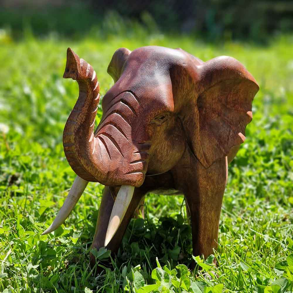 Großer Elefant Schnitzerei vorne
