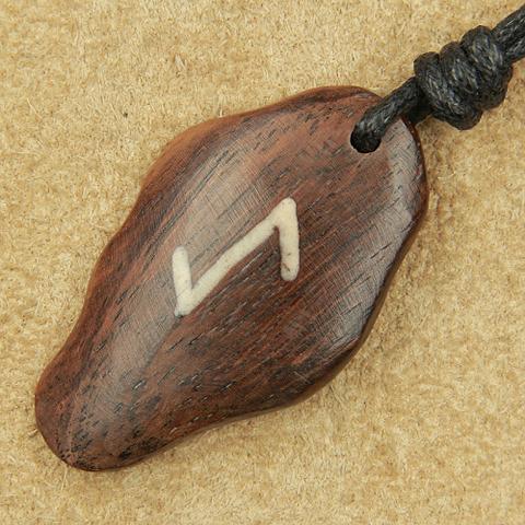 Rune holz schmuck eihwaz