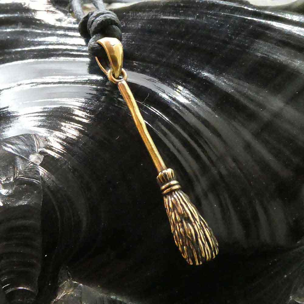 Hexenbesen Schmuck Anhänger Bronze Wicca zierlich