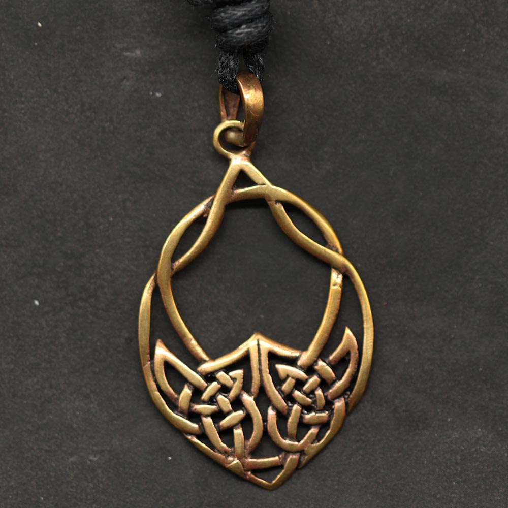 Keltischer Schmuck Kette mit zartem Anhänger Motiv im keltischen Stil