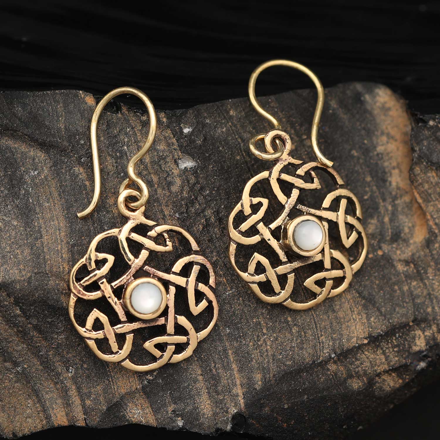 Keltische Knoten mit Perlmutt Ohrringe Bronze mmittelalterliche Ohrringe