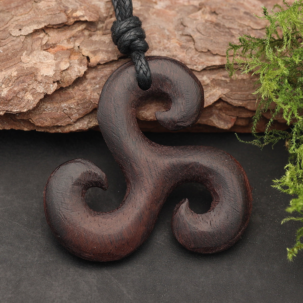 Triskel Halskette Holz natürlicher Schmuck Handarbeit fair gehandelt