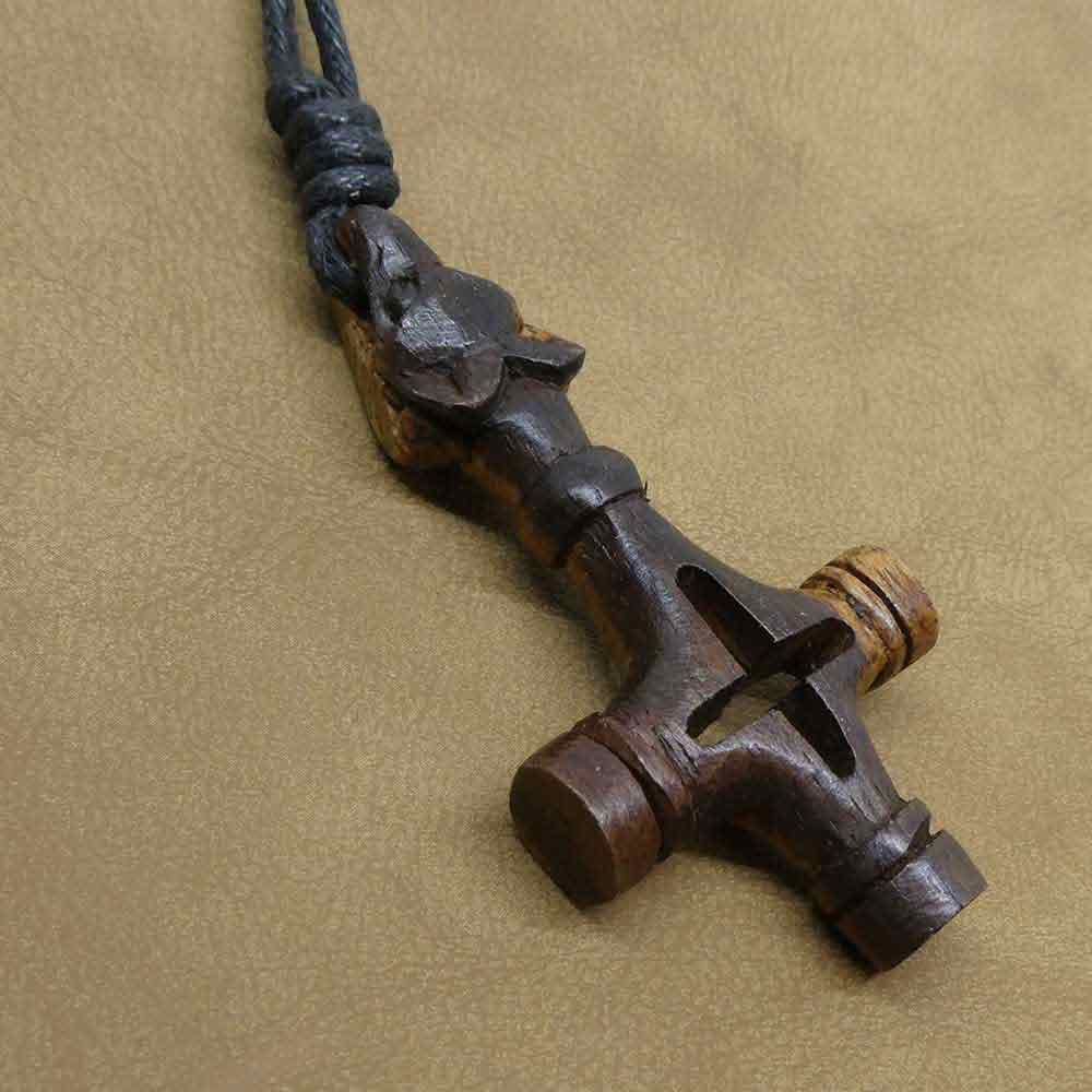 Irisches Wolfskreuz Schmuck Holz
