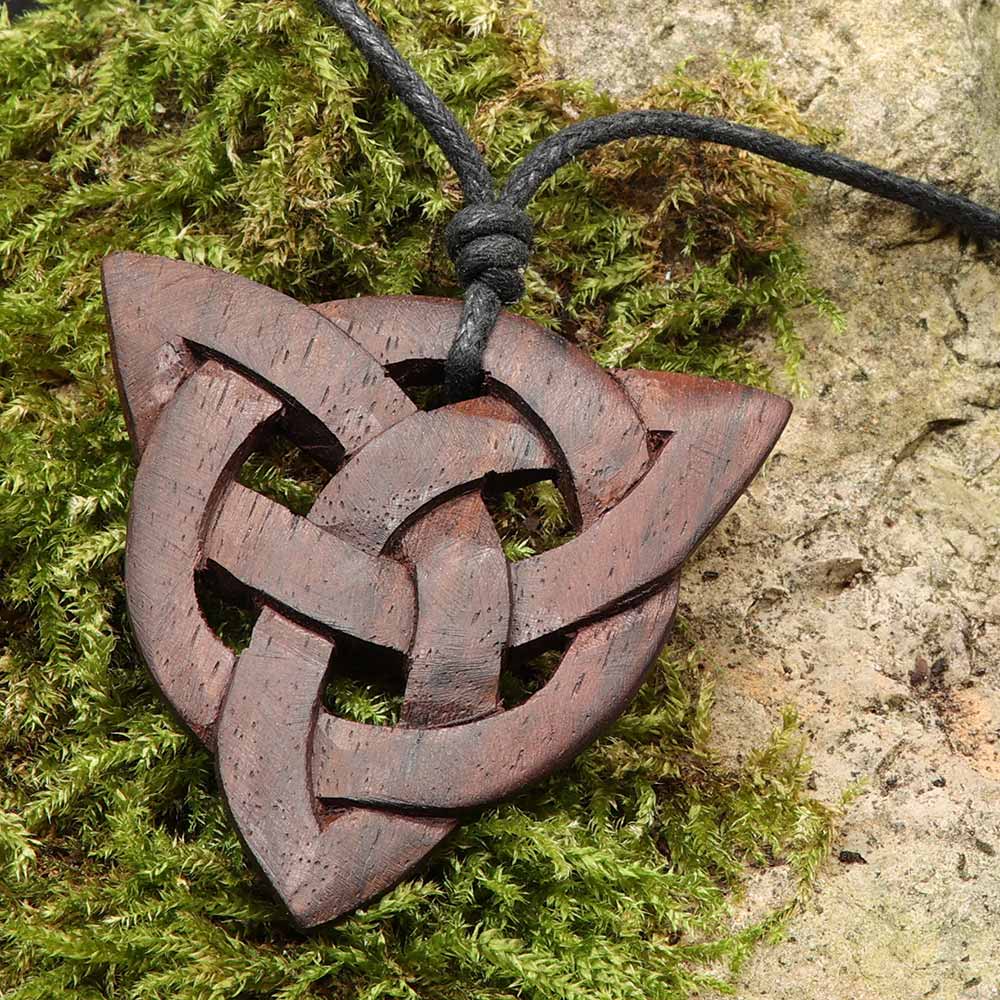 keltischer Holz Schmuck aus Holz Taliesin geschnitzter Kettenanhänger