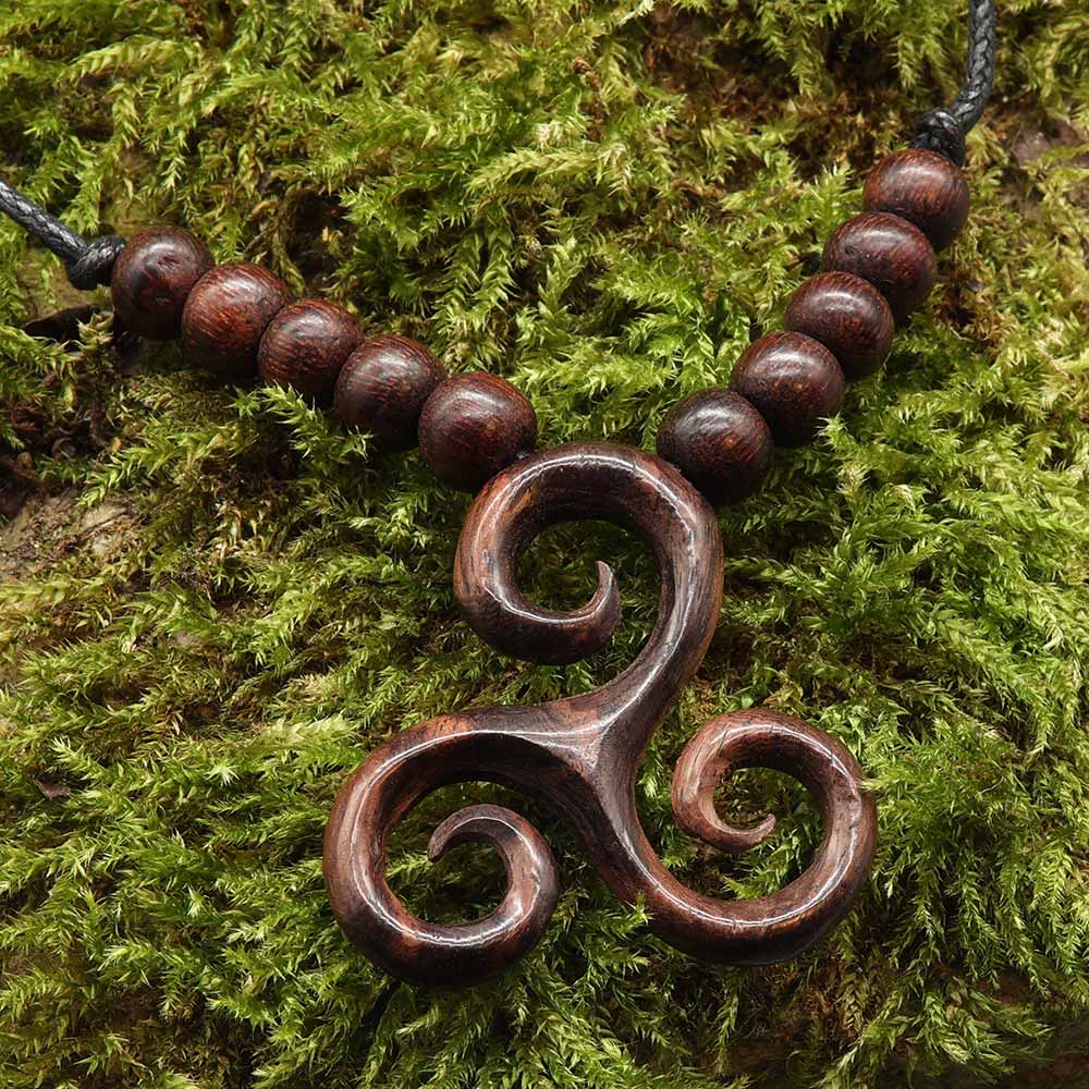 Triskel Holzkette keltisch Handarbeit fair gehandelter Holzschmuck