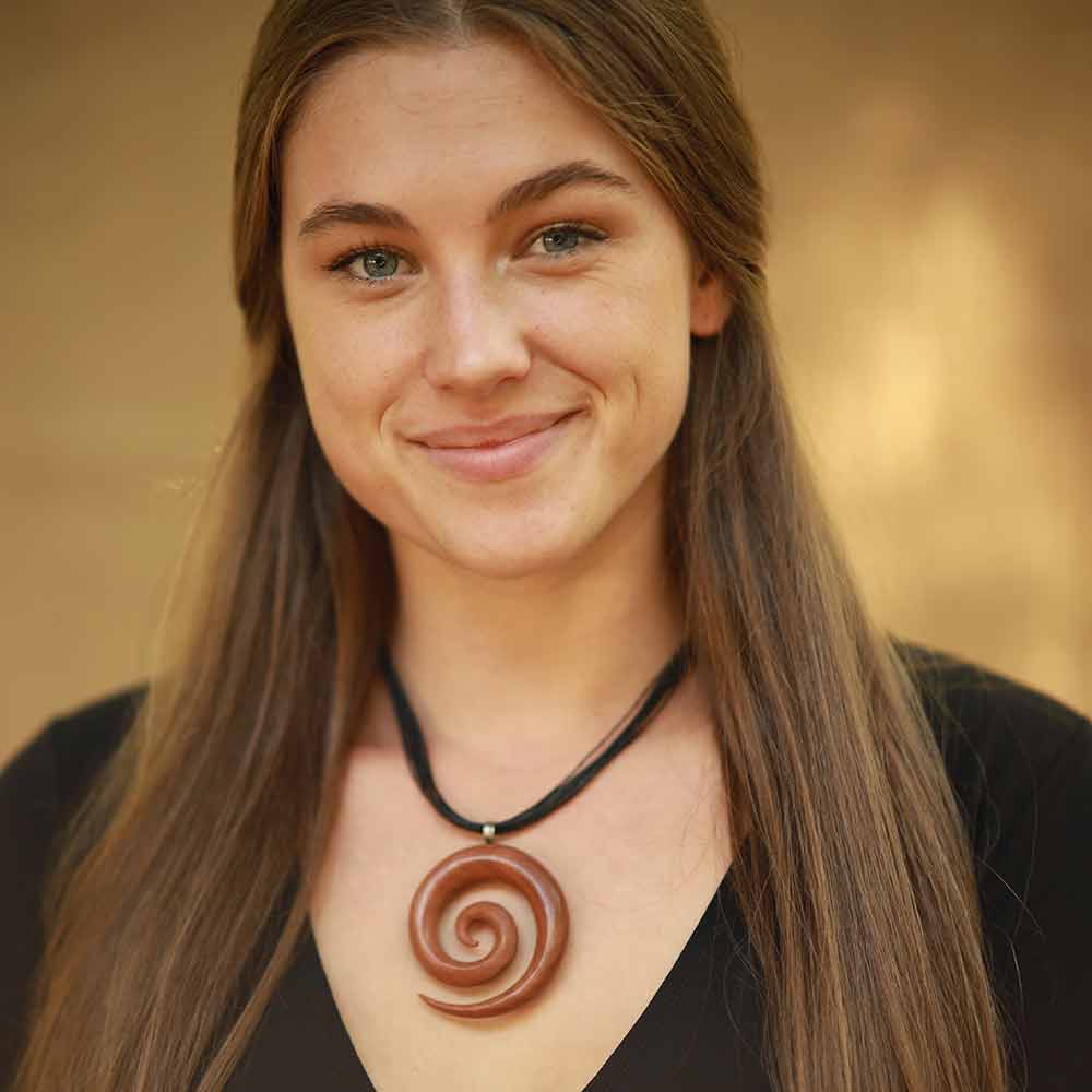 Spirale groß edler Holzschmuck an Frau getragen wunderschön
