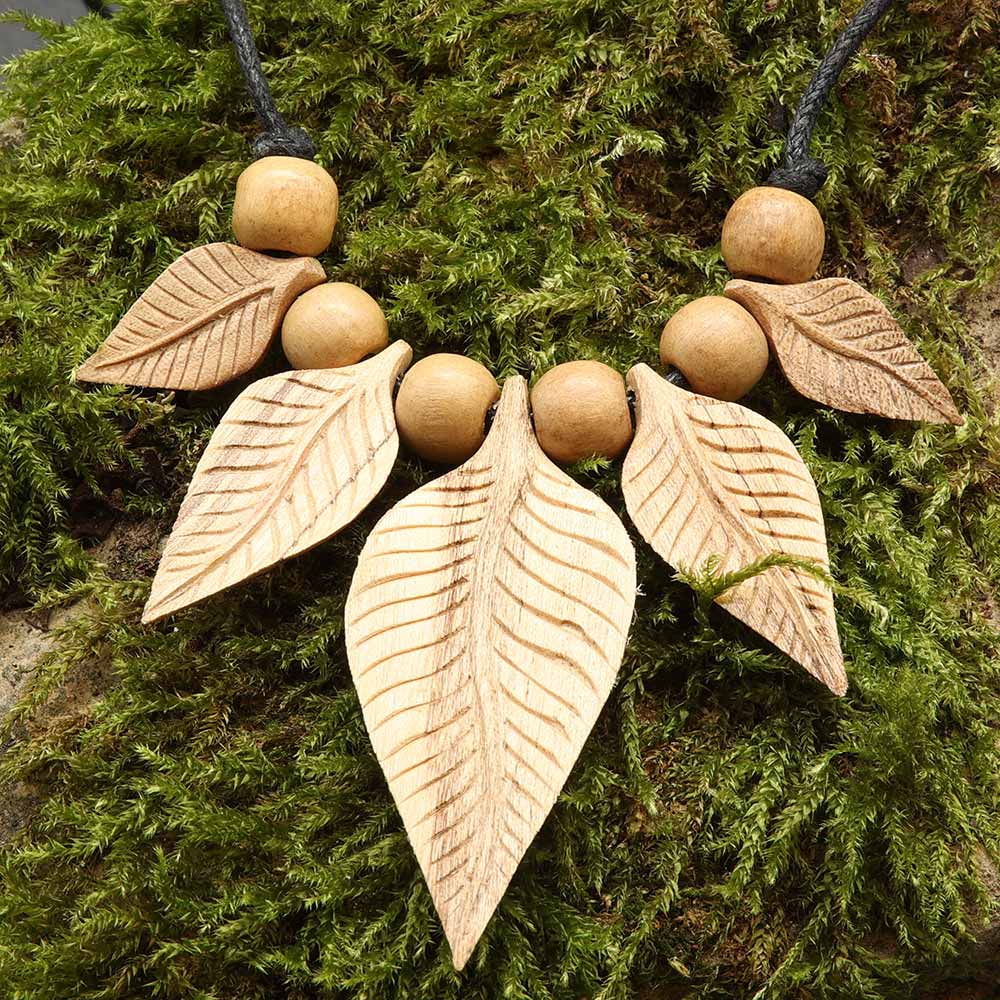 Blätter Holzschmuck weißes Holz Kettenanhänger