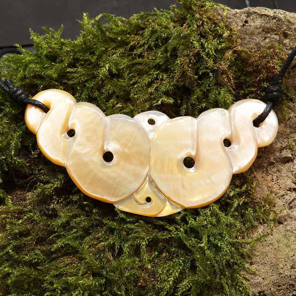 Maori Perlmutt Kette Collier handgefertigter Schmuck aus perlmutt fair gehandelt