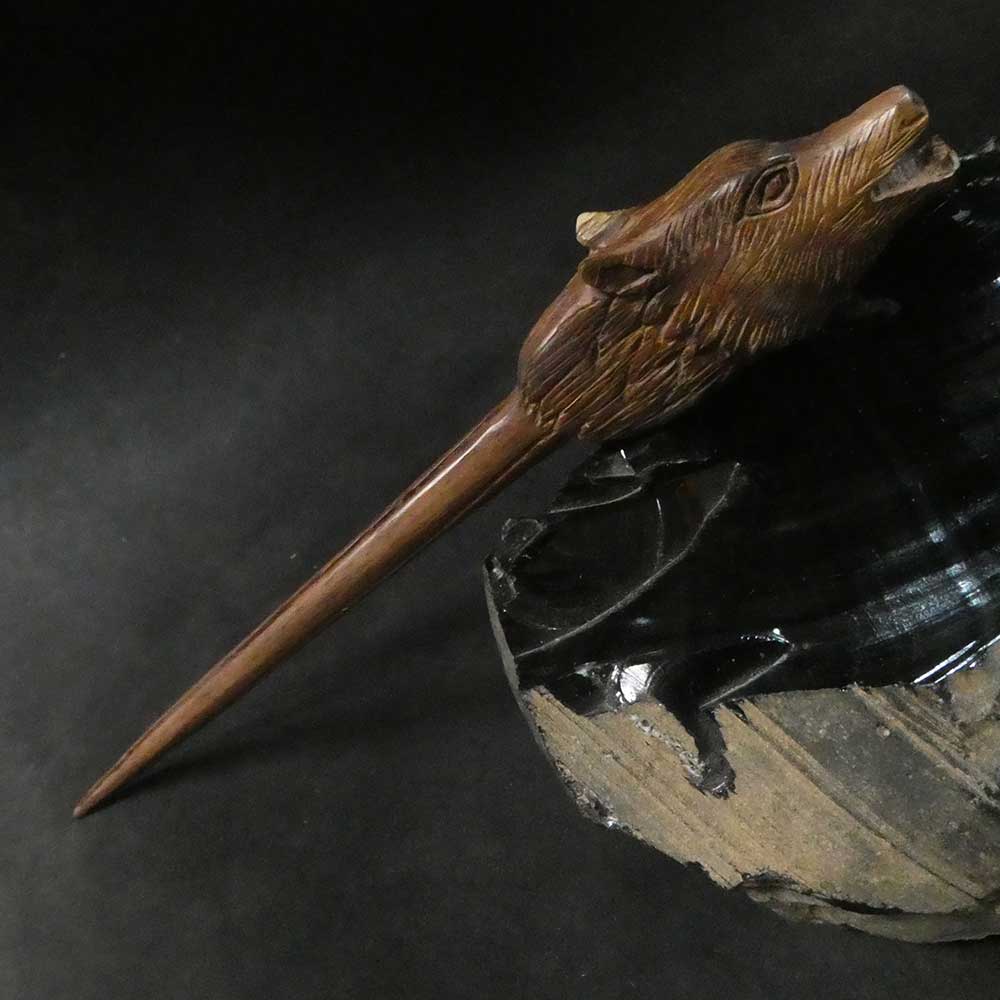Haarstab Wolf heulend Haarschmuck Holz Handarbeit fair gehandelt