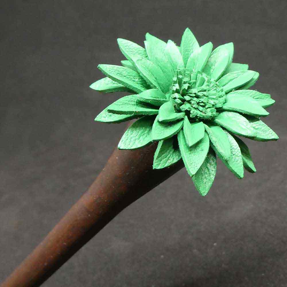 Haarstab Blume Holz mit Leder grün