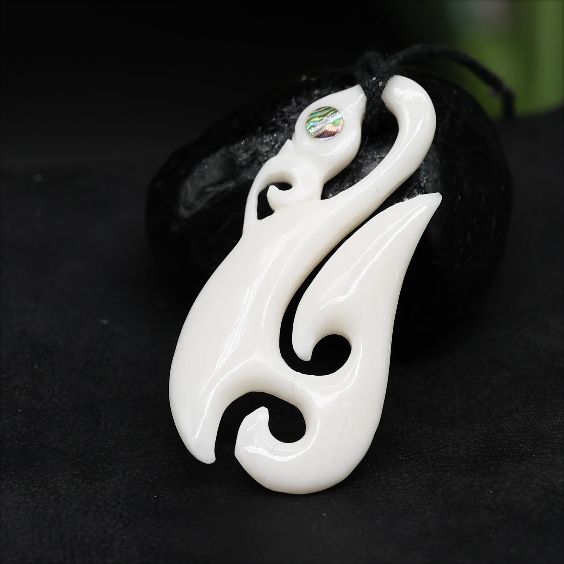 Maori Halskette Kettenanhänger Knochen mit Perlmutt Kunst Handwerk