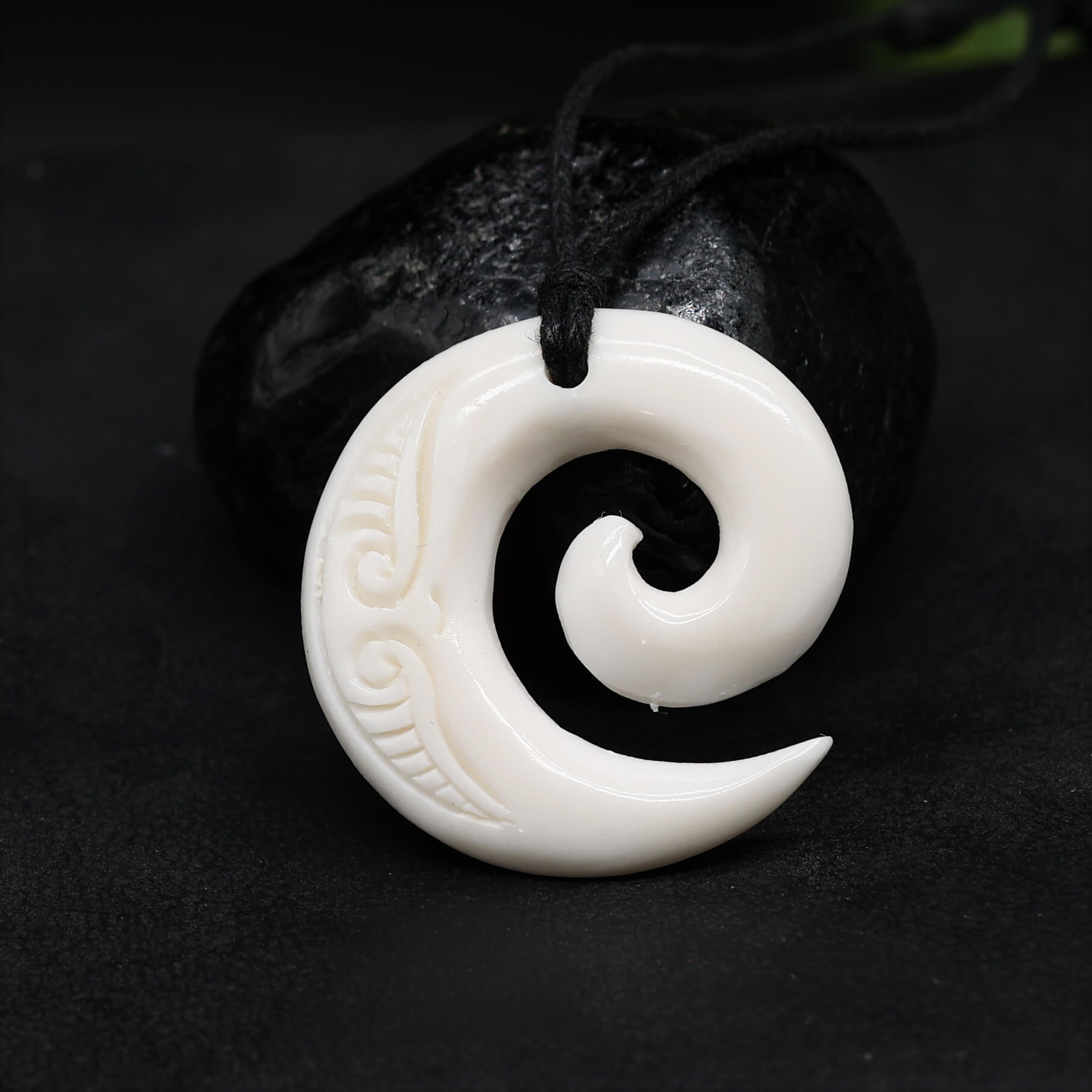 Koru Spirale Maori Halskette Anhänger Knochen geschnitzter Schmuck