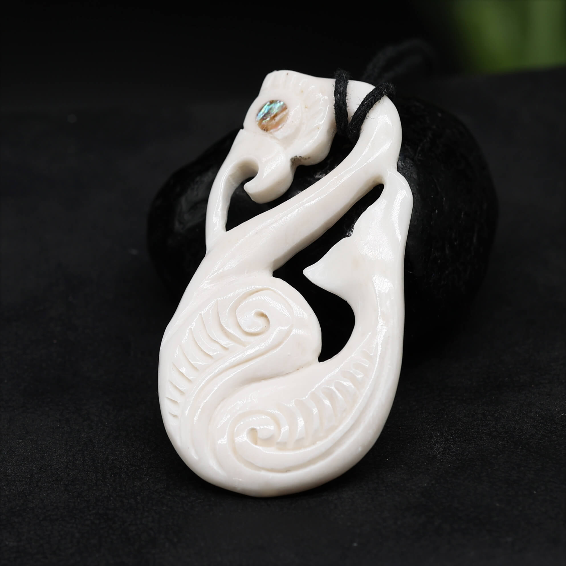 Maori Kette Anhänger Knochen mit Perlmutt Kunst Handwerk