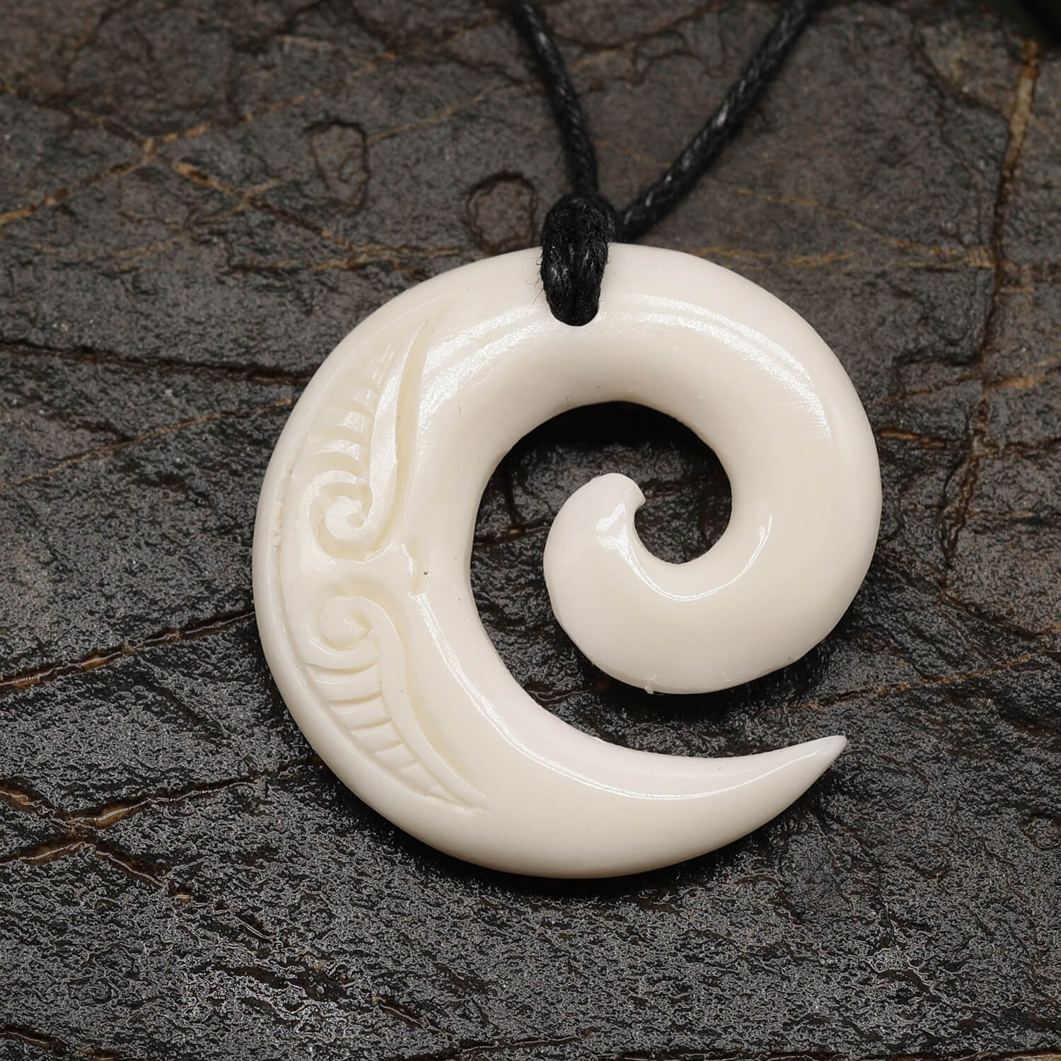 Koru Spirale Maori Halskette Anhänger Knochen geschnitzter Schmuck