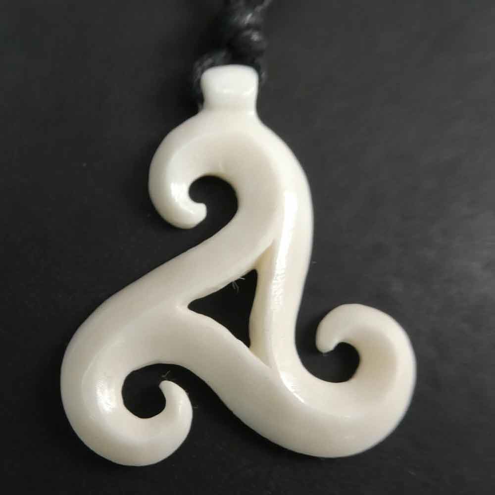 Triskelion Kette Schmuck Handarbeit Knochen
