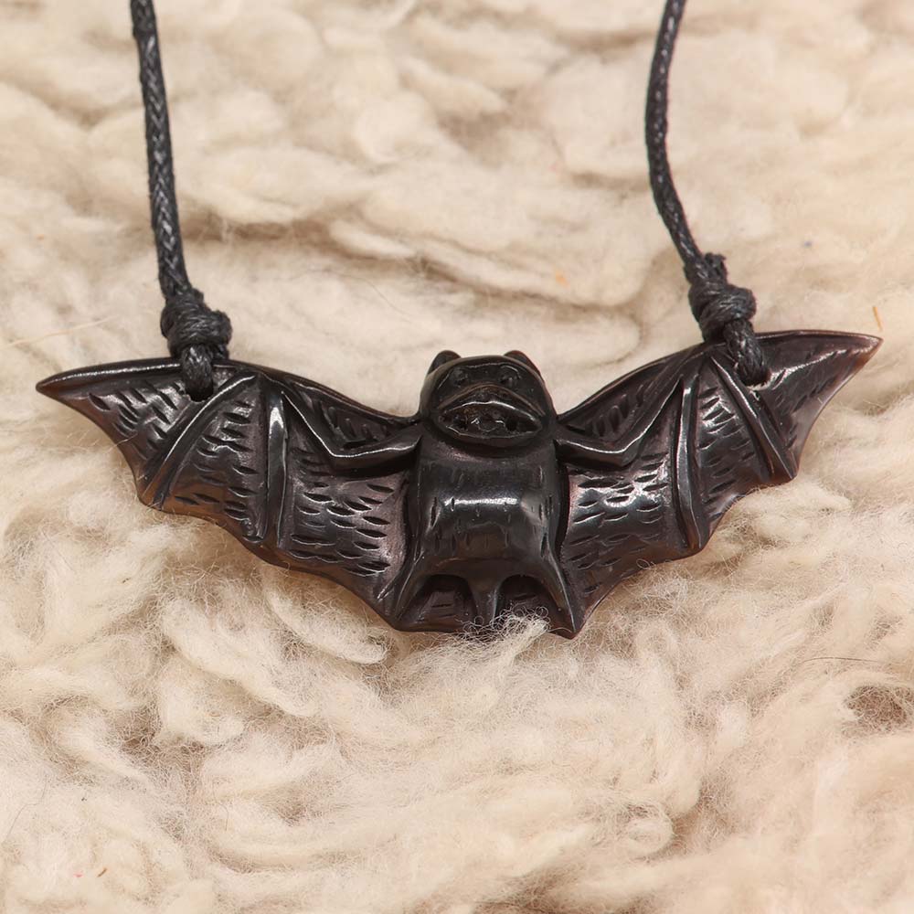 Fledermaus Kette aus Horn geschnitzt fair gehandelt Gothic Schmuck