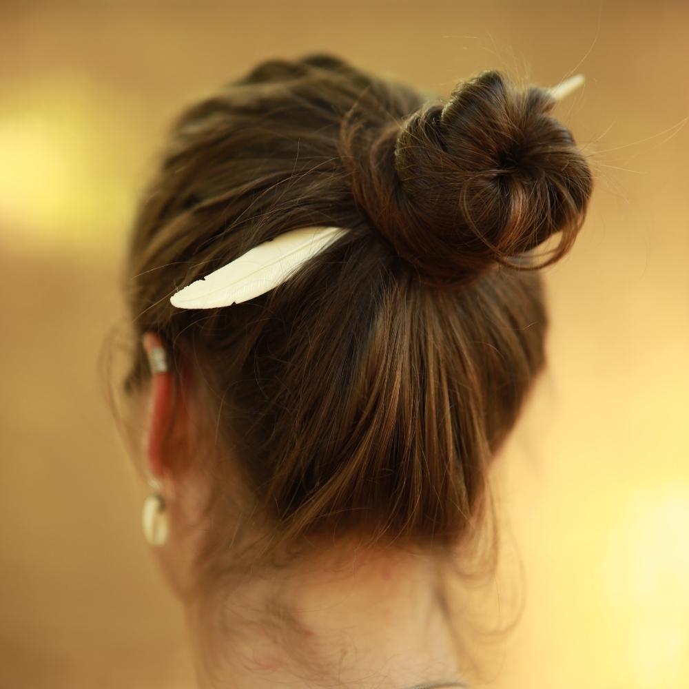 Haarstab Knochen Handarbeit Feder