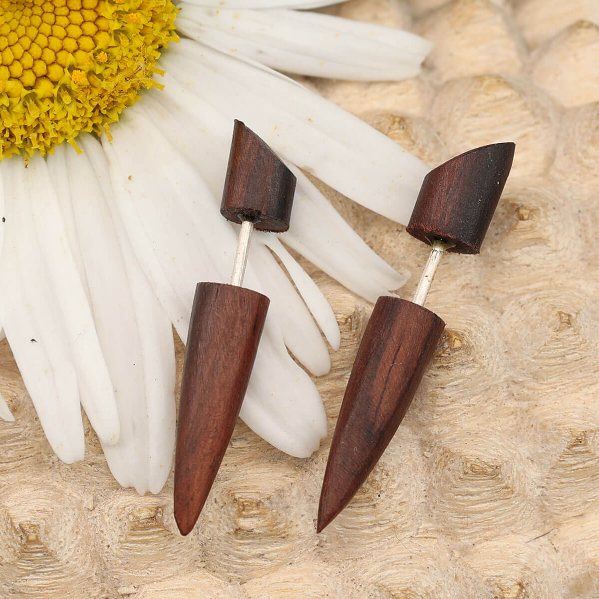 Fakepiercing Holzschmuck Stab geschnitzter Ohrschmuck (Paar)
