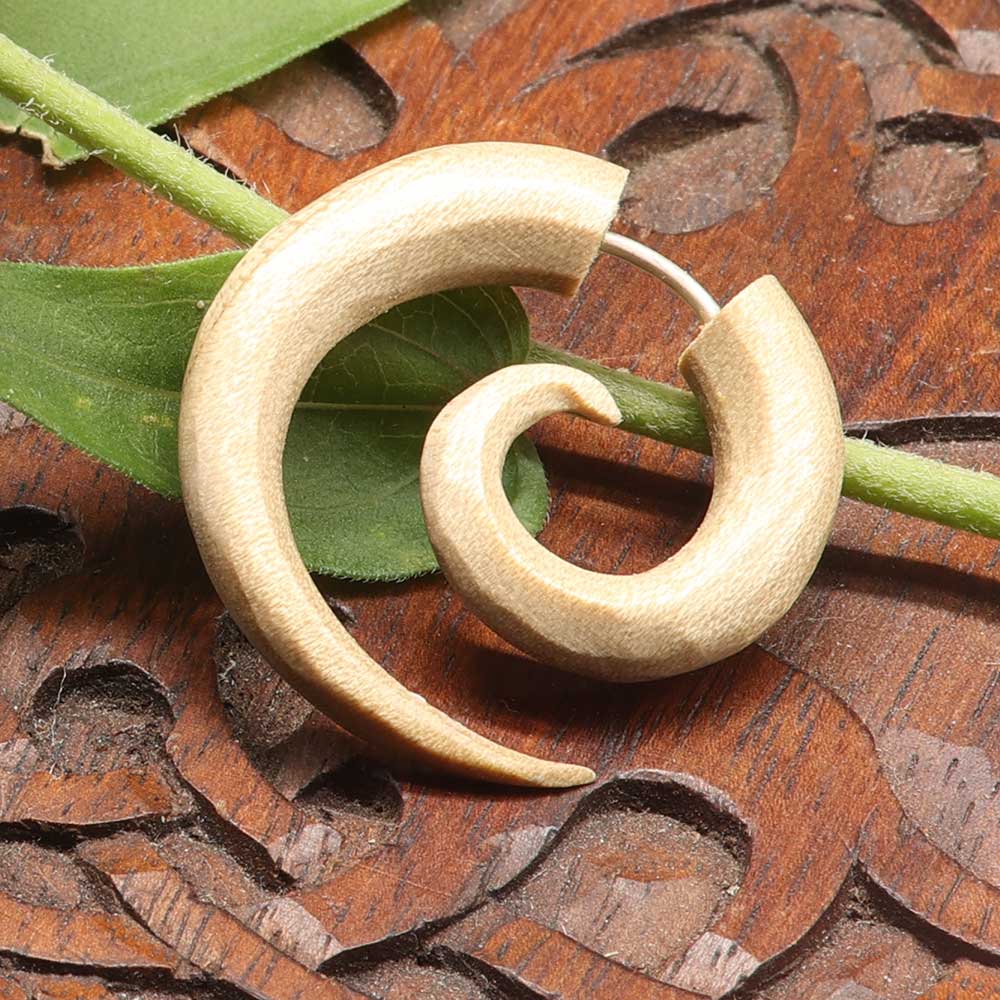 Spirale weisser holz Ohrring Fakepiercing Holözschmuck handgearbeitet fair gehandelt