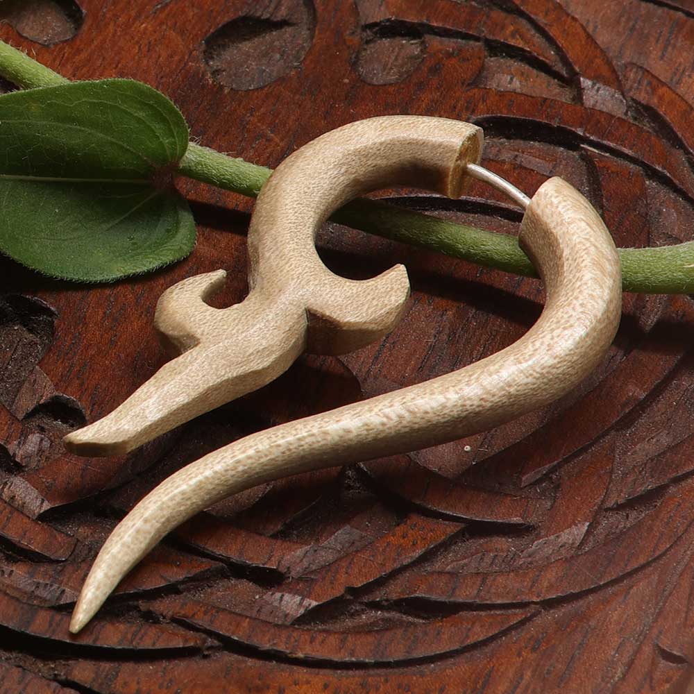 Maori weisser holz Ohrring Fakepiercing Holözschmuck handgearbeitet fair gehandelt
