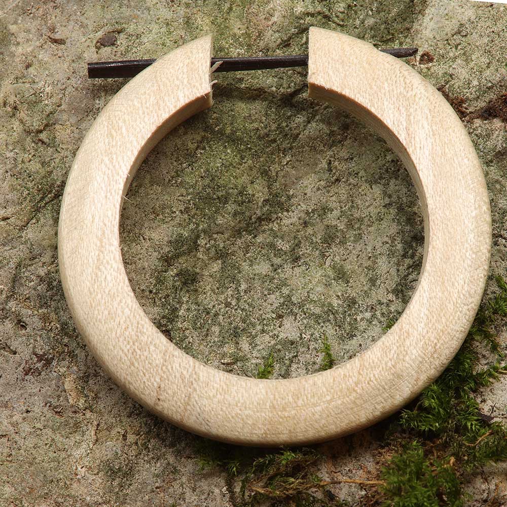 Holzohrring aus weißem Holz außergewöhnlicher Holzschmuck