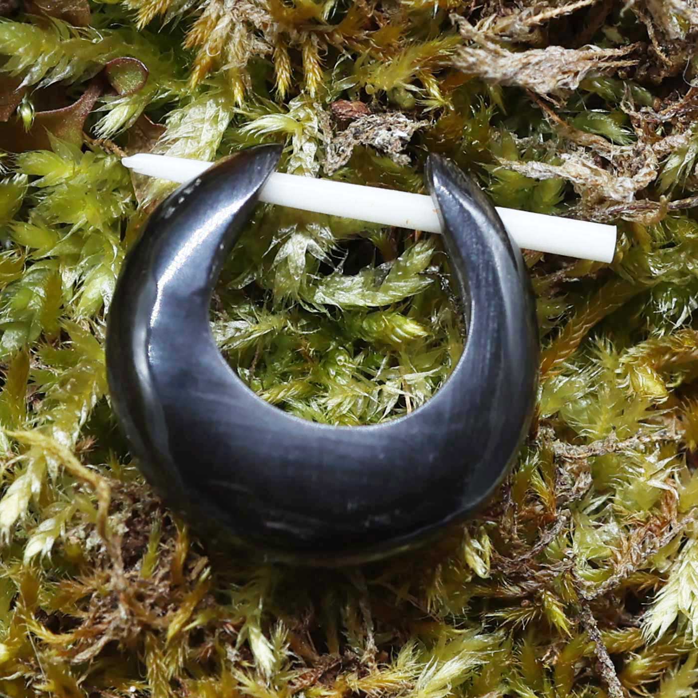 Horn Creole mit Knochen verschluss handarbeit Ohrring