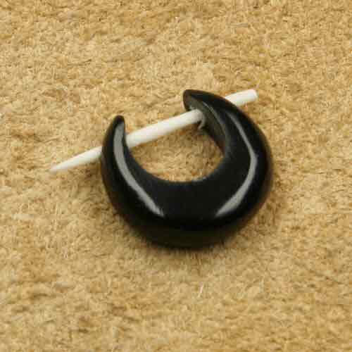 Horncreole mit Knochen Verschluss Ohrschmuck