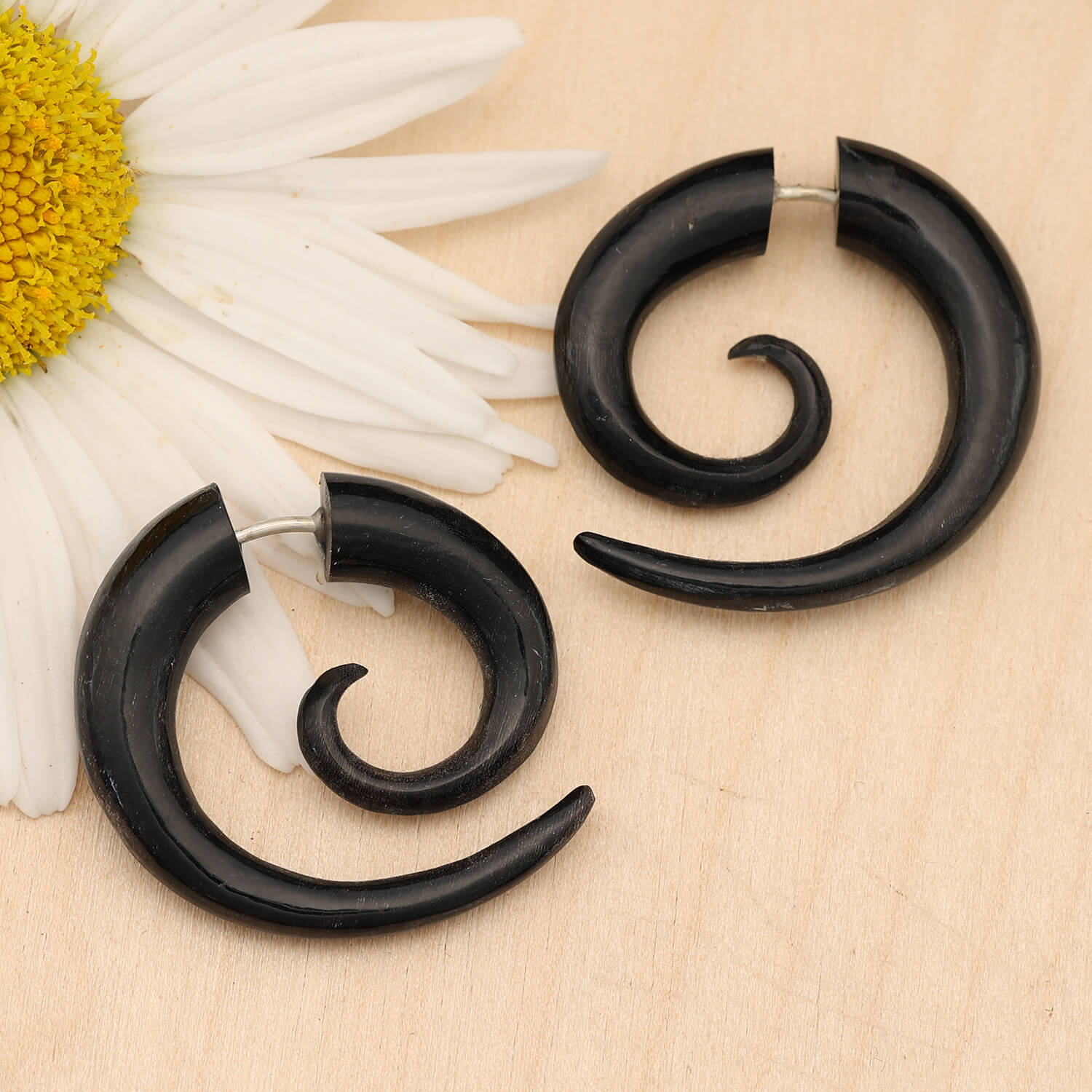 Fake piercing spiral M horn earrings
