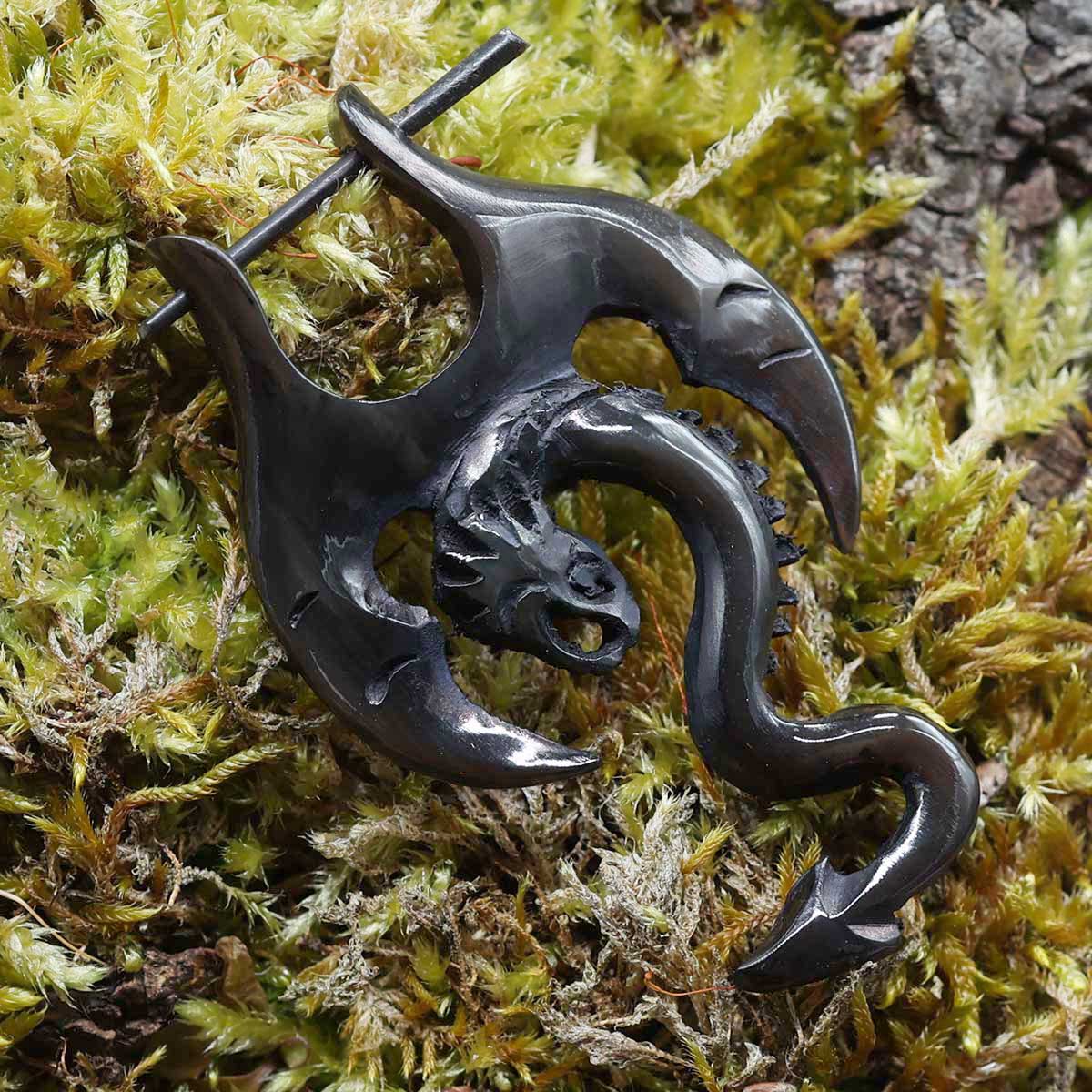 Drache Ohrring schwarzer Ohrschmuck geschnitzt aus Horn