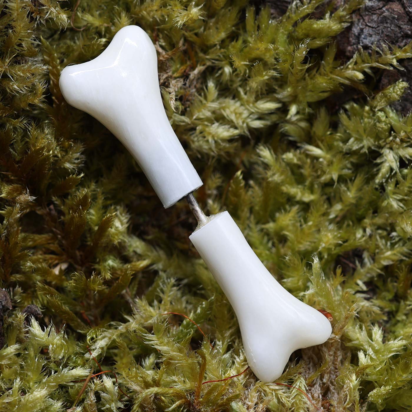 Ohrring in Knochen Form  Ohrschmuck weiß aus Knochen geschnitzt