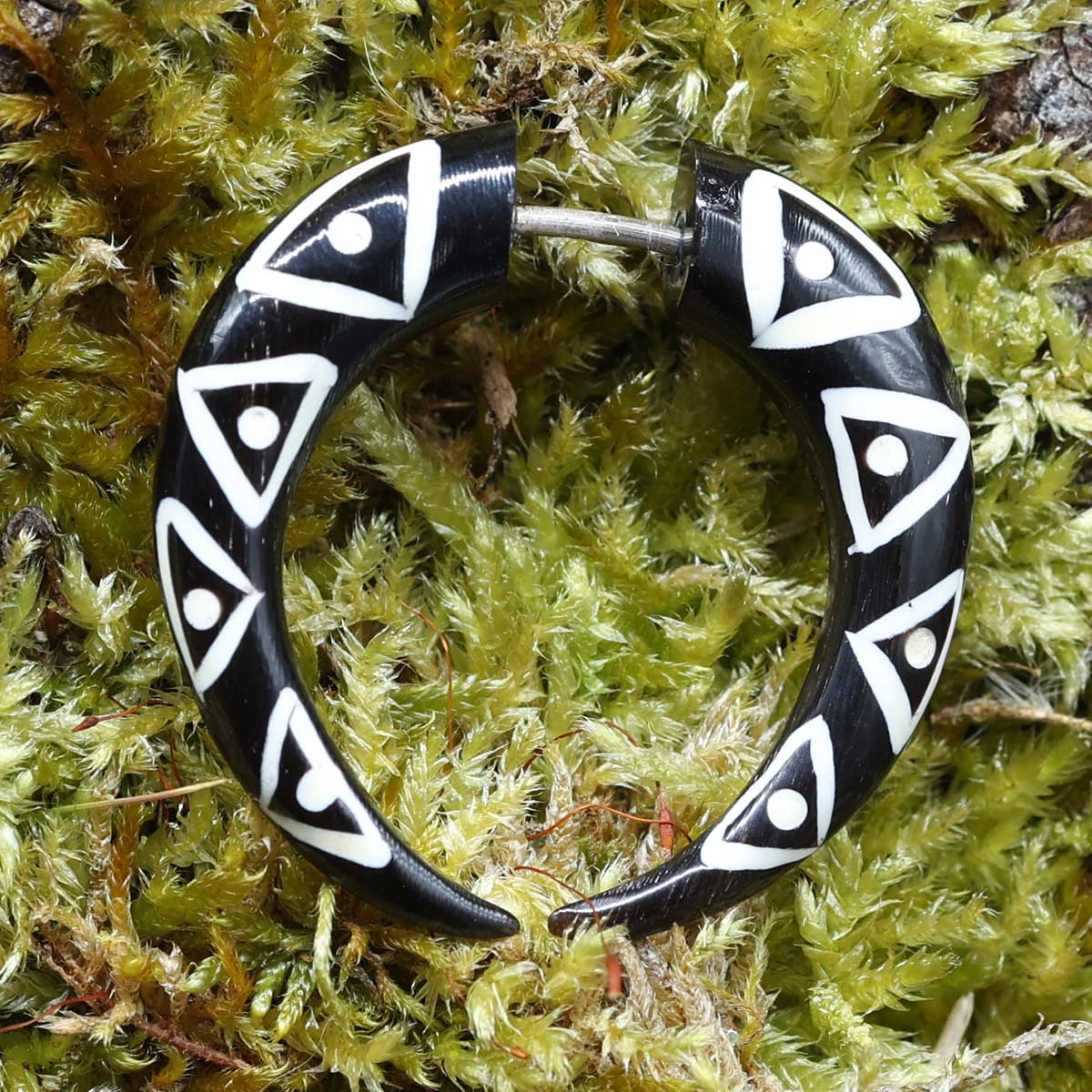 Aufwendig verzierter Fake Piercing ohrring schwarz Horn