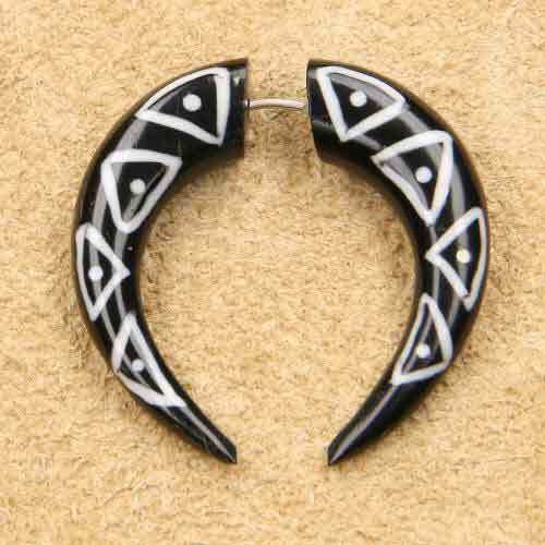 Fakepiercing Horn verziert Ohrschmuck