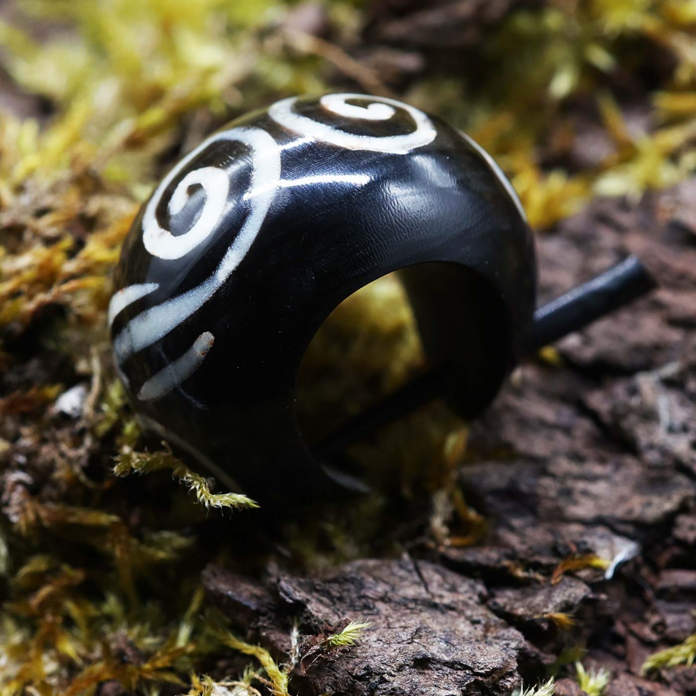 Verzierte Creole Horn Ohrschmuck schwarz geschnitzt